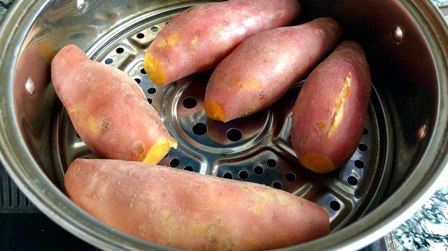 淀粉和面粉哪个热量更高，淀粉和面条哪个热量高（哪种主食更容易发胖）