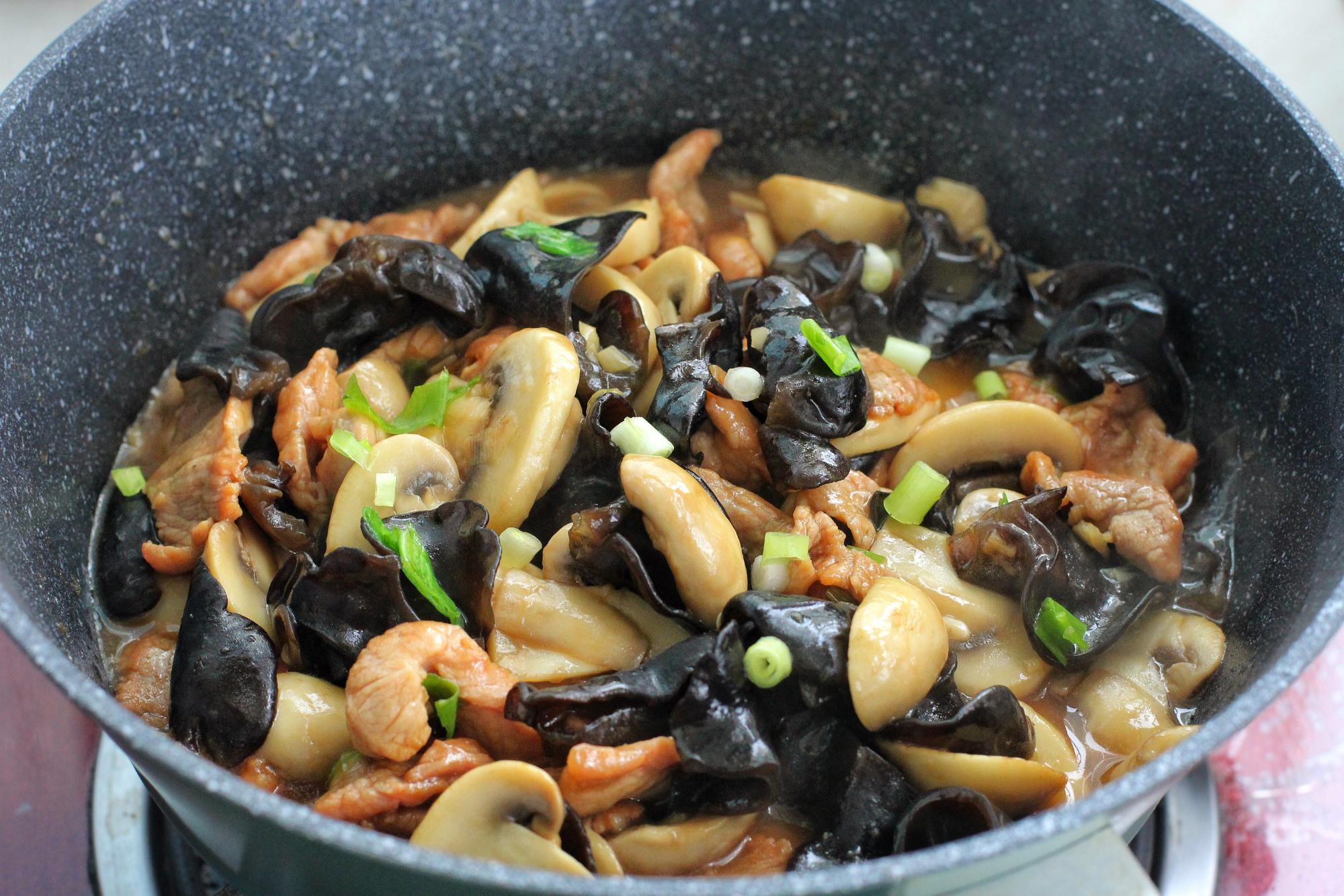 【口蘑木耳小炒肉】