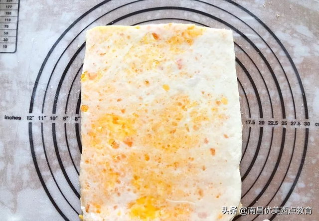 网红咸蛋黄饼干的做法，咸鸭蛋黄饼干（层次分明超级酥脆）