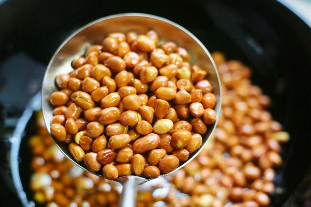 油炸花生米的危害，油炸花生米的好处和坏处（糖尿病人群吃油炸花生米、炒花生米会不会升血糖）