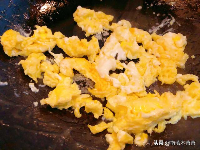 酱炒韭菜鸡蛋的家常做法，大酱韭菜炒鸡蛋的做法（家常小炒：韭菜炒鸡蛋的做法）