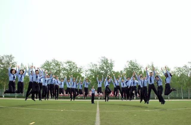 毕业集体照怎么拍好看，大学毕业季（摄影教程丨公大最全毕业照创意）