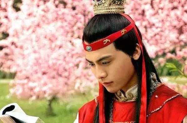 古代男子身上的配饰，。。古代的男子会佩带什么饰物？只要两个字的（那些古代的男士佩戴的珠宝首饰你一定要知道）