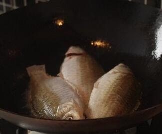 圖片[2]-【鯽魚豆腐湯】做法步驟圖 通乳散結 還能減肥瘦身-起舞食譜網