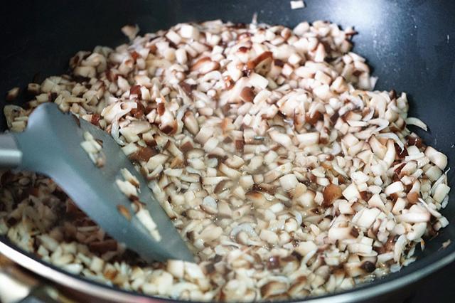 香菇做馅用焯水吗，香菇包饺子需要焯水吗（好吃又清爽的香菇油菜包子）