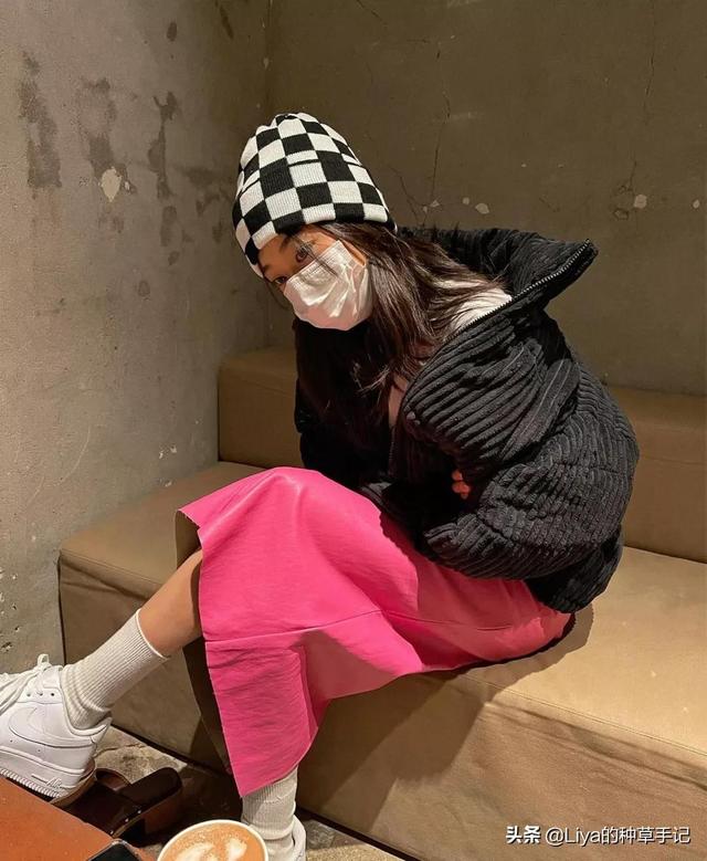 女生穿裙子里面穿的是什么，女生穿裙子里面穿什么裤子（裙子里还在穿“打底裤”吗）