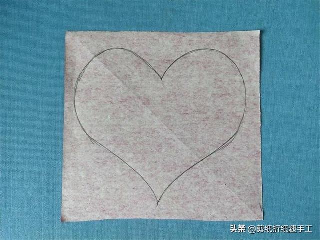 爱心怎么剪，对折的爱心怎么剪（祝天下母亲节日快乐）