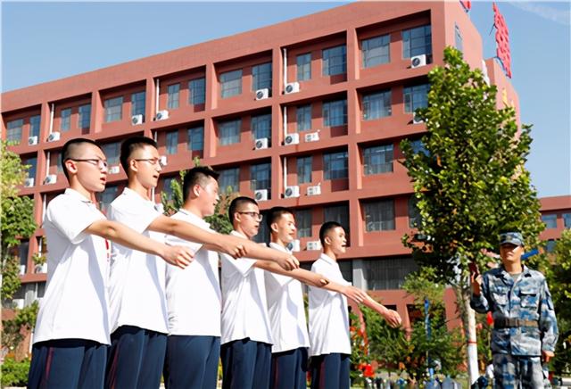 军训被子怎么叠，教你如何叠军被（军训的n种打开方式）