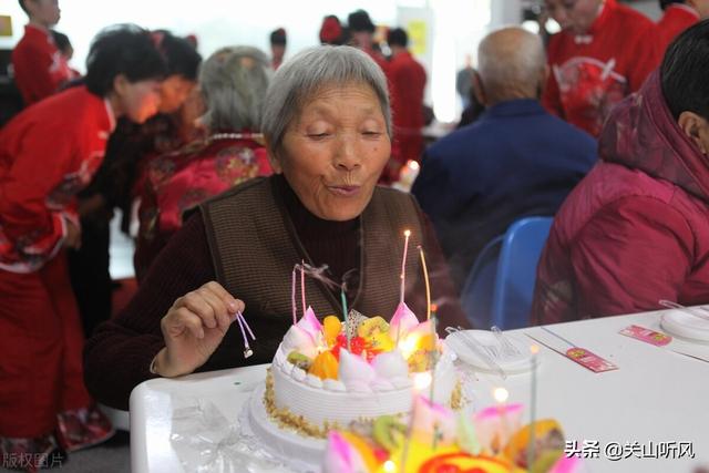 给老人祝寿的四字词语，祝福老人长寿的四字词语（农村老话为何说：“老人过生日）