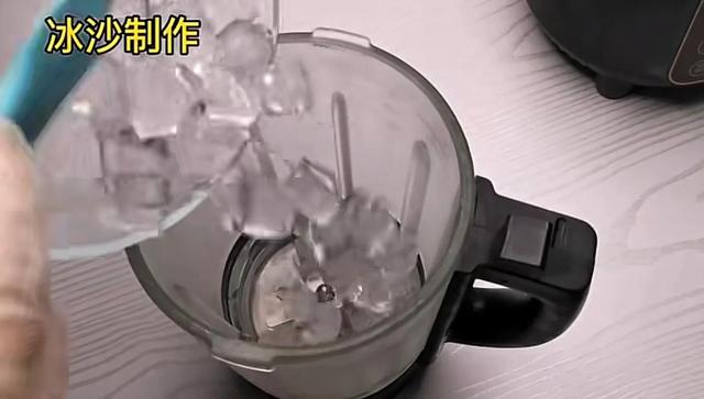 芒果冰沙怎么做最好吃，甜品店卖8元一份“芒果冰沙”