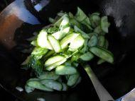 黄瓜炒鸡蛋怎么做，黄瓜炒鸡蛋的功效（咸蛋黄炒南瓜的做法）