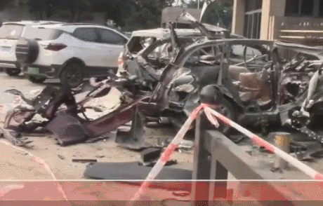 氦气气球为什么会爆炸，广州一高校门前小车突然爆炸变废铁