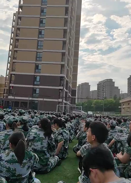 初一军训要求光膀子男生，高级段子幽默笑死人（明知道楼下有百名学妹）