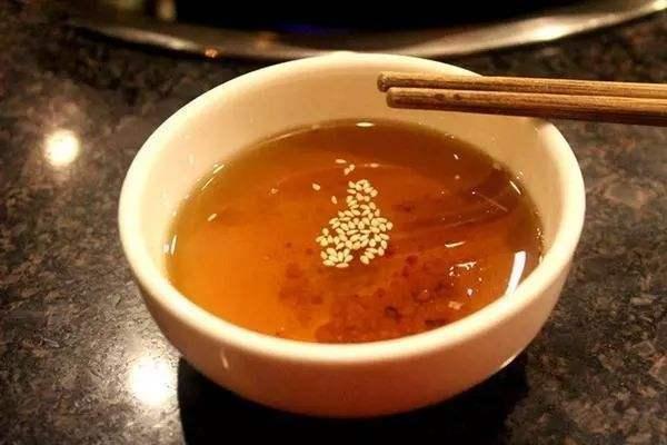油碟的油是什么油，油碟是什么东西（为什么在吃的时候还要配油碟）