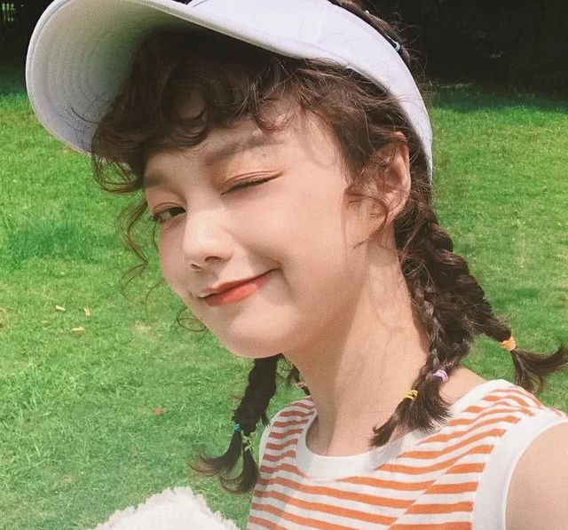 女生姨母笑代表什么，姨母笑是什么意思（当女生“频繁”和你有这三种接触）