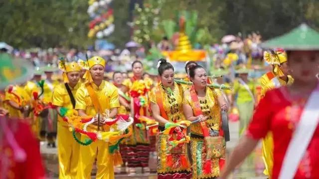 西双版纳傣族新年泼水，西双版纳风俗泼水节（版纳德宏万人泼水大PK）
