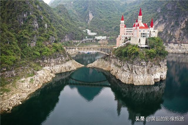 遗世而独立是形容什么，遗世而独立是形容什么动物（中国版“霍格沃茨”矗立山环水绕间）