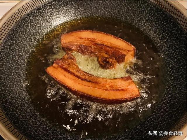 虎皮扣肉制作教学，扣肉色泽金黄起泡出虎皮