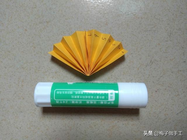 纸扇的折法，纸扇的折法(简单实用)（童年玩具纸扇子怎么折）