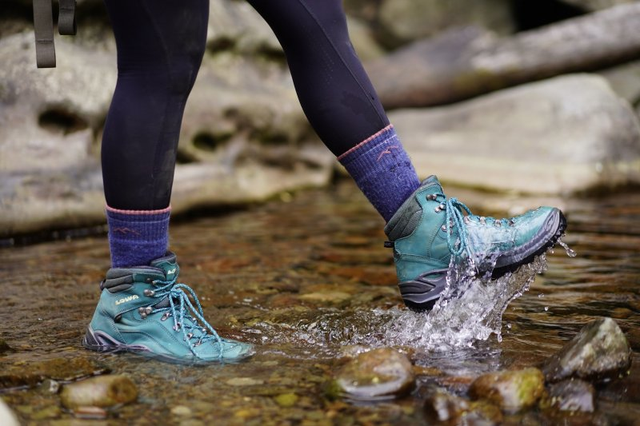 lowa户外鞋，lowa户外鞋中文叫什么（lowa徒步鞋怎么样）