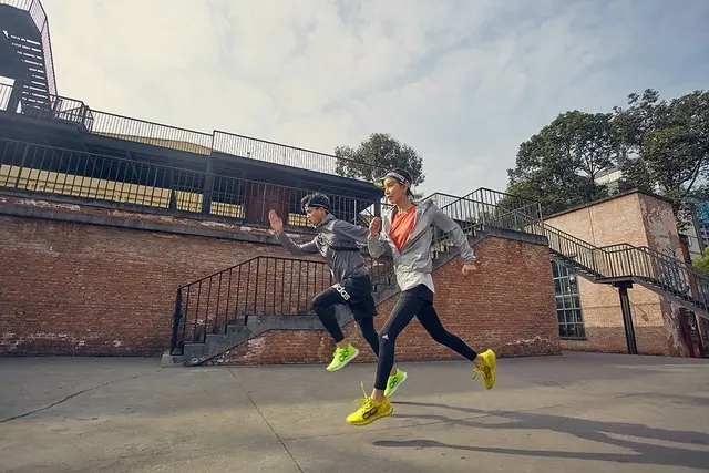 耐克运动鞋价格，耐克鞋一般多少钱（同款材质、高颜值的运动鞋）