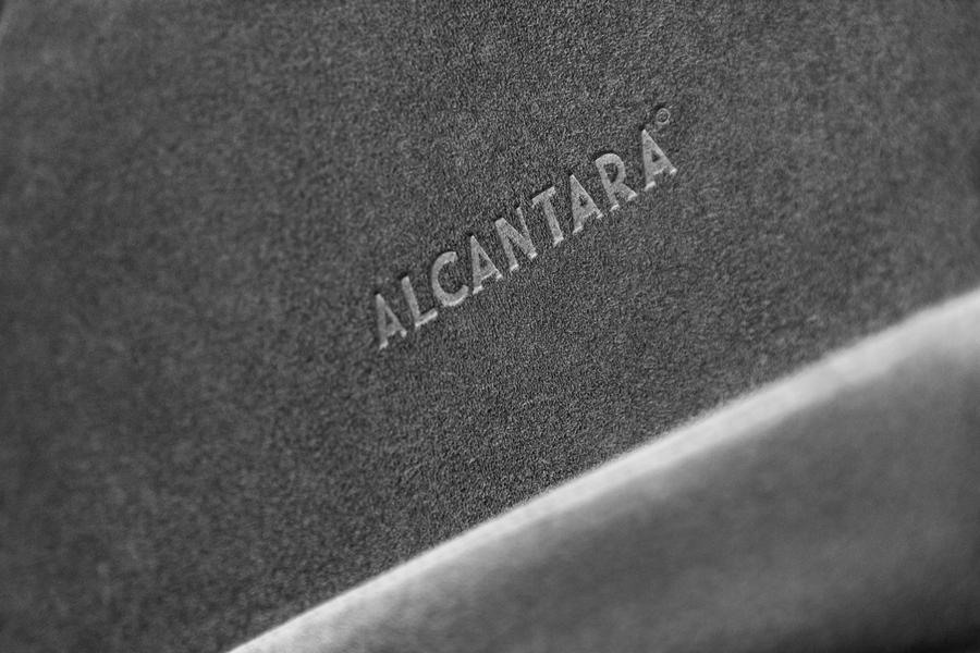 alcantara是什么材质，Alcantara是什么（Alcantara不再是超跑专属）