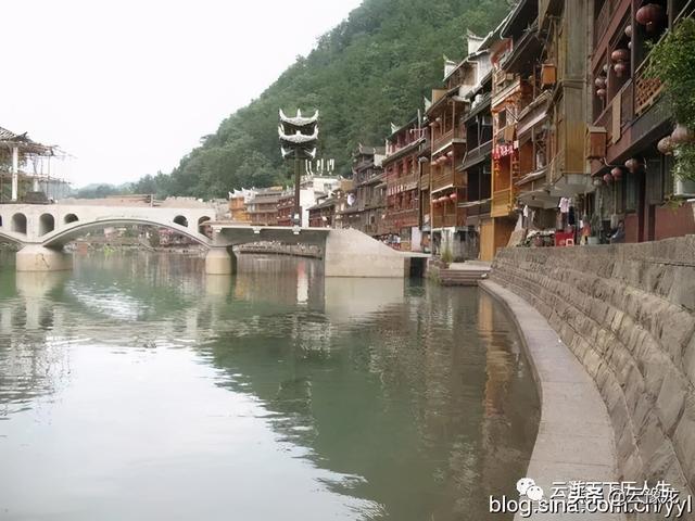 湖南凤凰古城在哪个市，凤凰古城在湖南哪里（沱江吊脚楼沈从文故居）