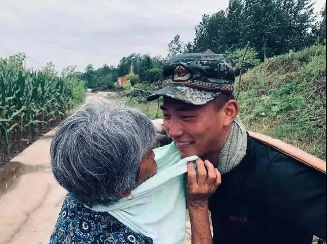 致敬抗疫英雄短句，致敬抗疫英雄短句子（致敬所有中国军人）