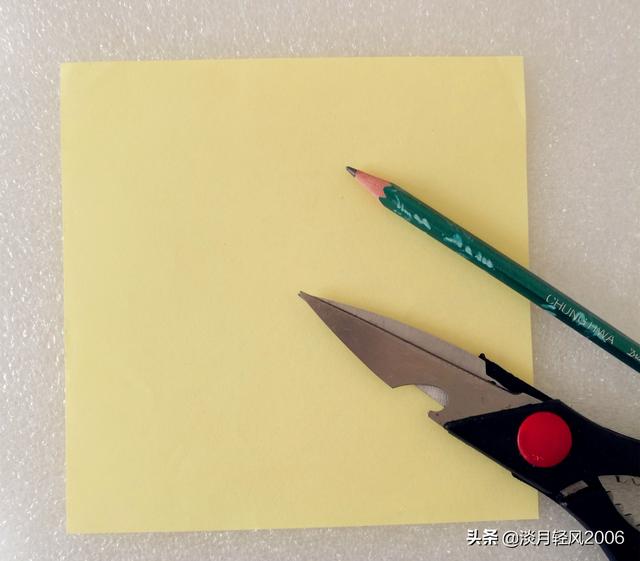 对折剪纸怎么剪，对折剪纸怎么剪春（一张小纸片剪出一条可爱小鱼儿）