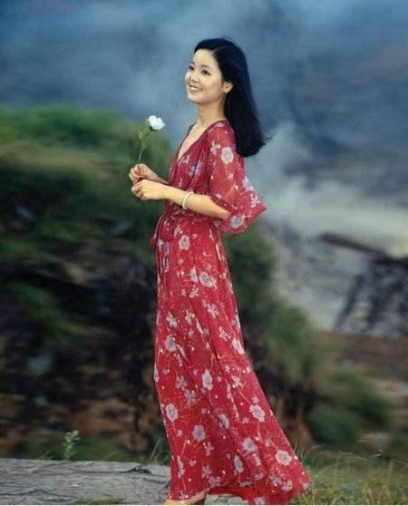 1,原唱陈芬兰,女歌1948年生于台湾台南,在三重,以一孤女的愿望走红