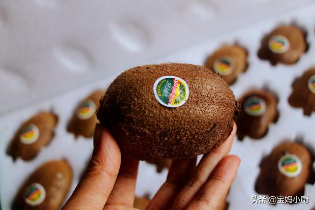 猕猴桃怎么剥皮，猕猴桃怎么剥皮好（分享个很实用的储存方法）