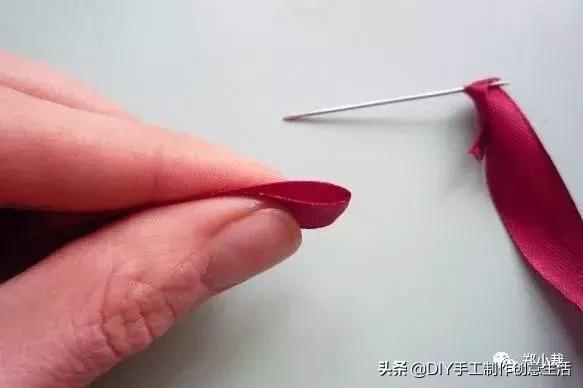 丝带玫瑰花教程，漂亮的丝带玫瑰蝴蝶结发卡（缝制精致好看的玫瑰丝带绣）