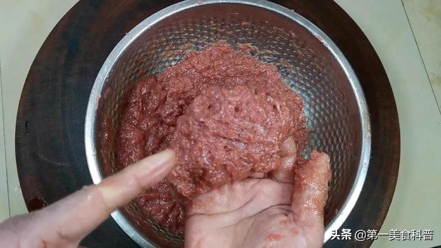牛肉馅水饺怎么调馅好吃，牛肉饺子的馅怎么调才好吃（这才是牛肉馅饺子最经典做法）