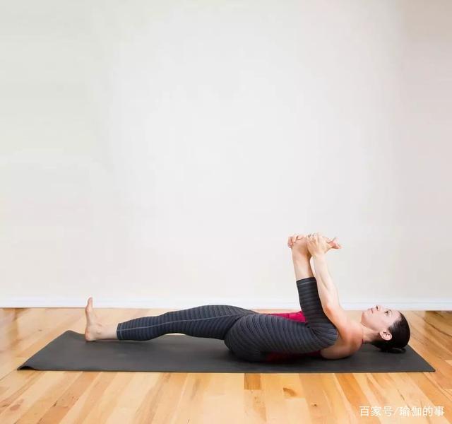 在床上可以做的瑜伽有哪些，在床上可以做的瑜伽有哪些运动（适合在床上做的9个瑜伽体式）