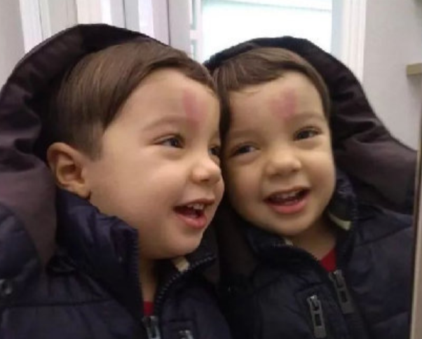 一杯纯色的红酒 一脸鲜红的吻痕，一杯纯色的红酒英语（小男孩被“爱神”附体图片）