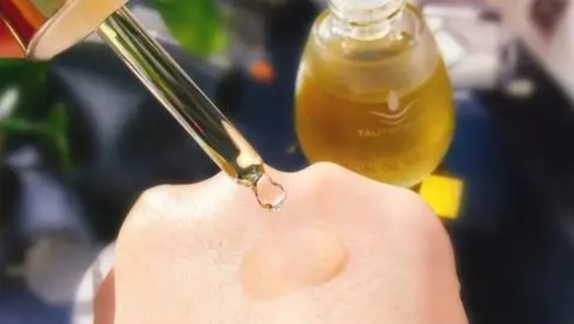 霍霍巴油适合什么年龄段.，霍霍巴油贵吗（4款适合秋冬的“贵价”精华油）