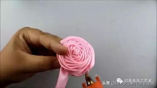 彩带的折法，彩带的折法大全 风铃花（一根丝带就卷出一朵螺旋形状的玫瑰）