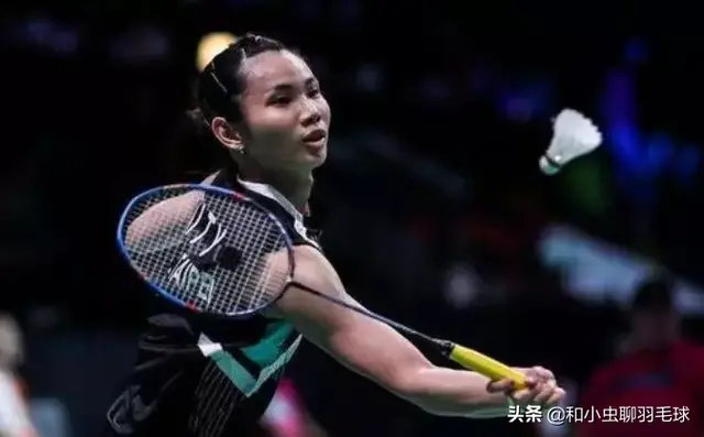 怎么选羽毛球拍，初学者如何选择羽毛球拍（如何选购适合自己的羽毛球拍）