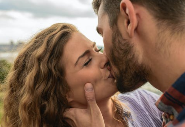 情侣接吻的含义，情侣接吻的含义是什么（涨见识，原来接吻还有含义）