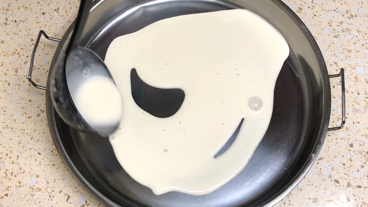 家庭凉皮最简单的做法，凉皮机器多少钱一台全自动（在家快速做凉皮）