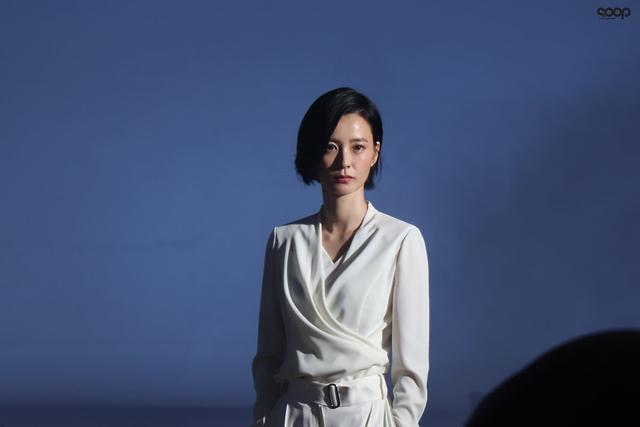 方脸怎样化妆让脸变得像瓜子脸，方形脸怎么化妆变瓜子脸（让你轻松打造高级感）