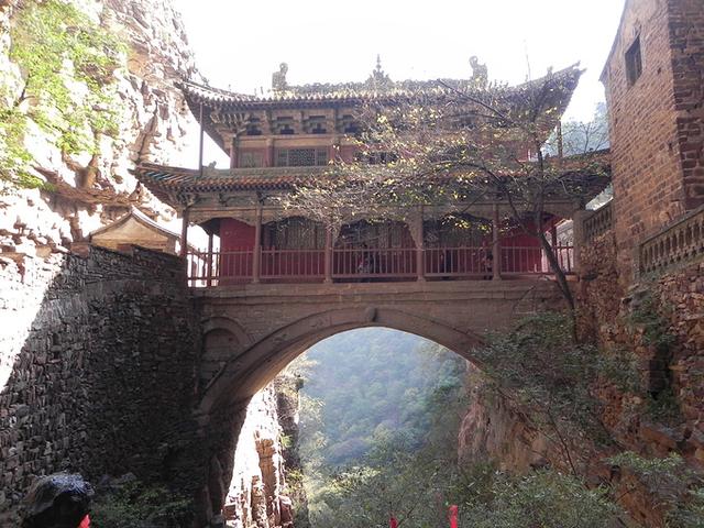 僧、尼、道共居一山修行  承德丰宁白云古洞景区，僧、尼、道共居一山修行（有一桥飞架两山之间的千年古刹）