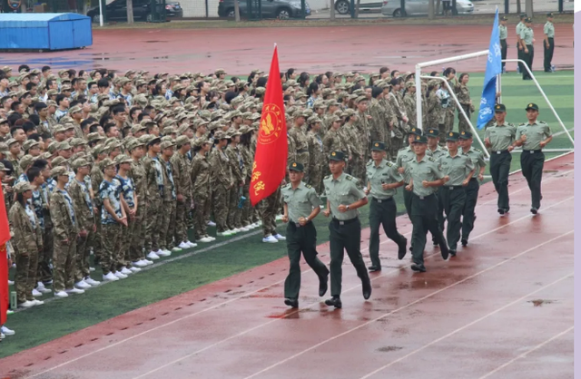 军训穿什么鞋，军训穿什么鞋子最舒服女生（2019级新生军训正式开始）