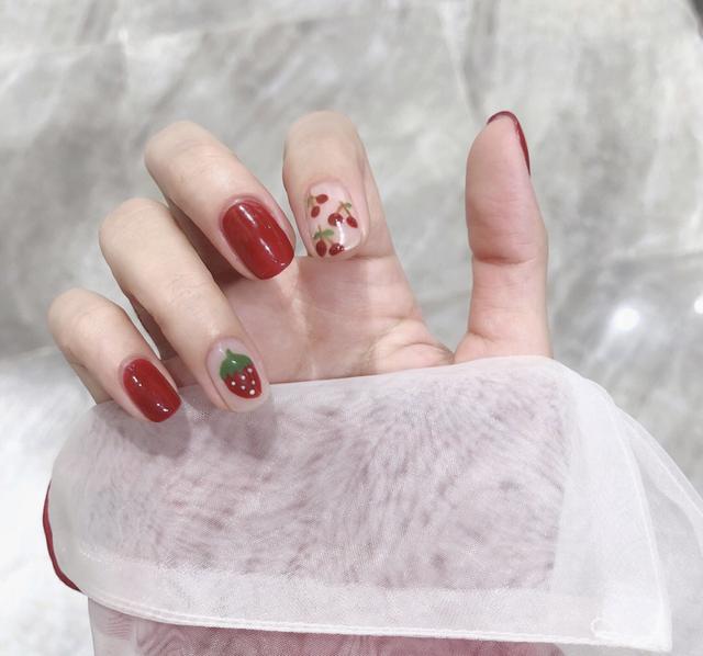 秋天指甲做什么颜色显白，适合冬天显白的指甲颜色（难怪女星大咖们都超爱）