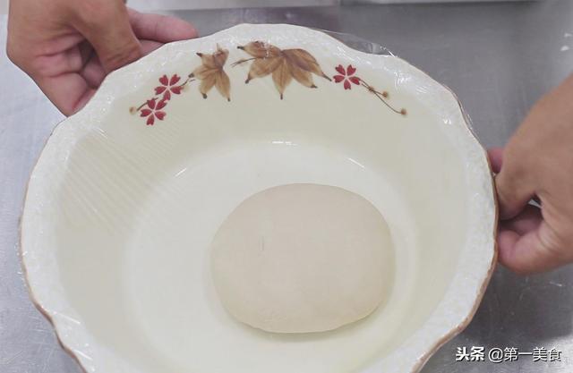 鸡蛋饼用什么面粉，鸡蛋饼用低筋面粉还是高筋面粉（快速做发面鸡蛋饼）