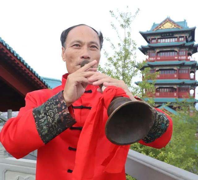学吹唢呐最快的方法，怎样快速学会吹唢呐（在信丰传了四代人的唢呐）