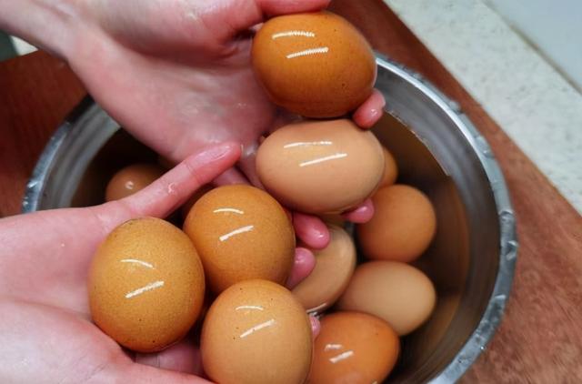 如何制作五香卤鸡蛋，自制五香卤鸡蛋的做法（农村老奶奶教你做卤鸡蛋）