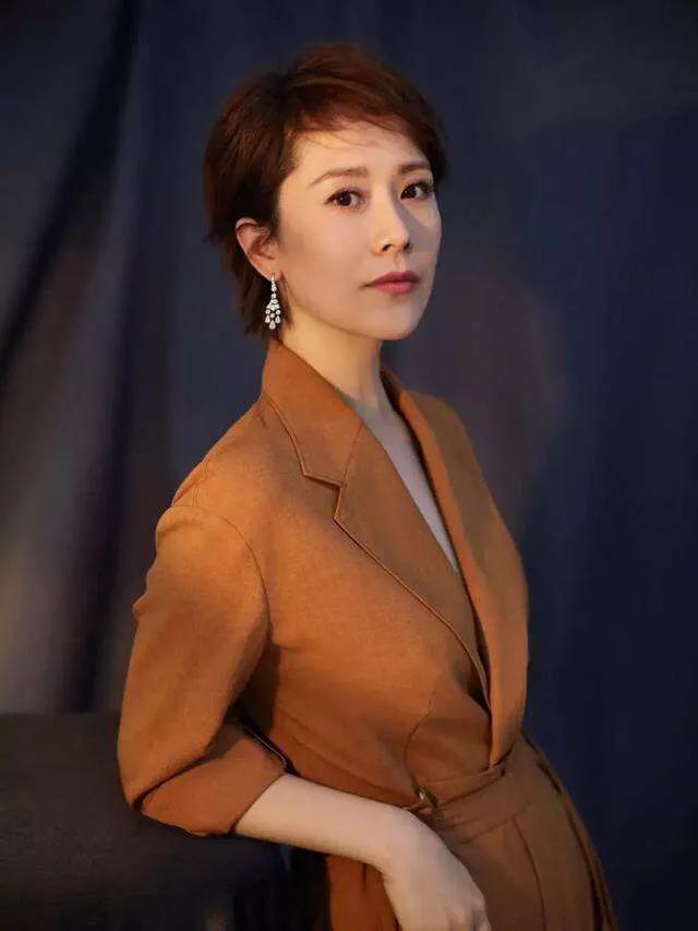  额头窄脸宽适合什么发型，额头宽方短脸适合什么发型（40岁+的女人别总留长发） 