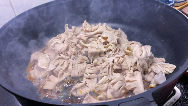 猪大肠的做法大全视频，猪大肠怎么做的最好吃（肥肠怎么洗，才干净无腥臭味）