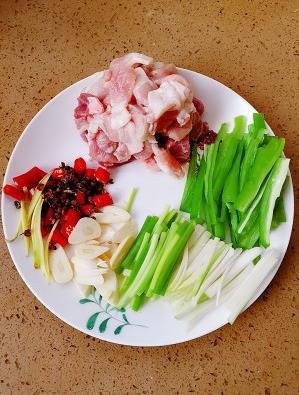 干锅茶树菇的正宗做法，干锅茶树菇就美美的上桌啦